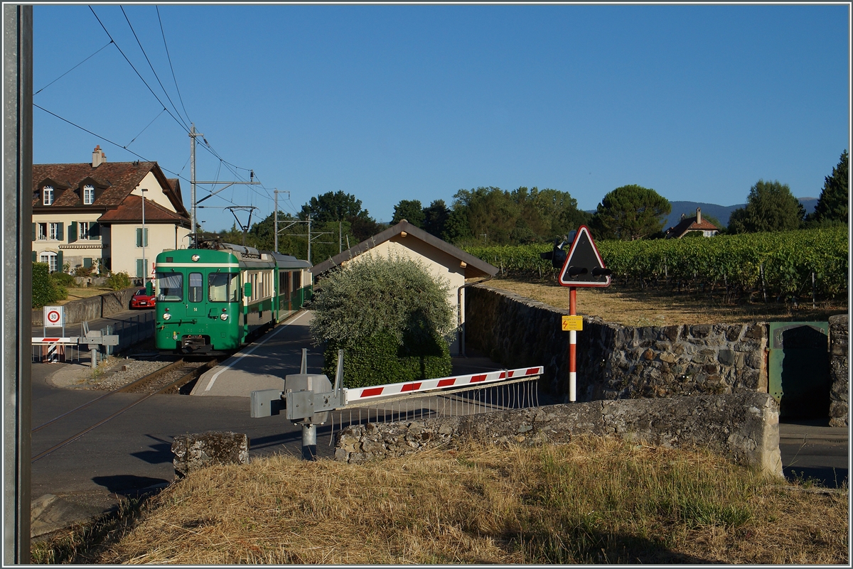 Schon eine Viertelstunde später, war das Licht in Vufflens-le-Château weit besser, als der BAM Regionalzug 107 den Halt erreichte.
21. Juli 2015