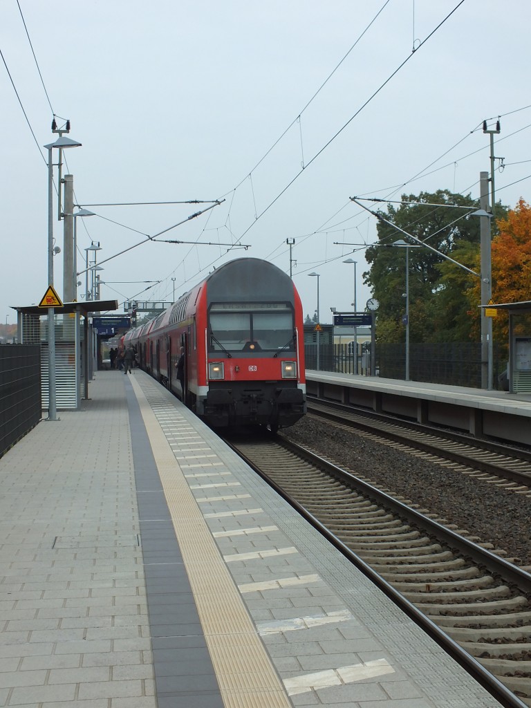 Schon wieder Ersatzverkehr, diesmal mit Renntrabbi hinten dran. Obwohl diese Wagen noch letztes Jahr planm��ig nach Erkner kamen, schildern sie nur die etwas verwirrende Zielangabe  Ersatzzug .
9.10.13; RE1 -> Frankfurt (Oder)