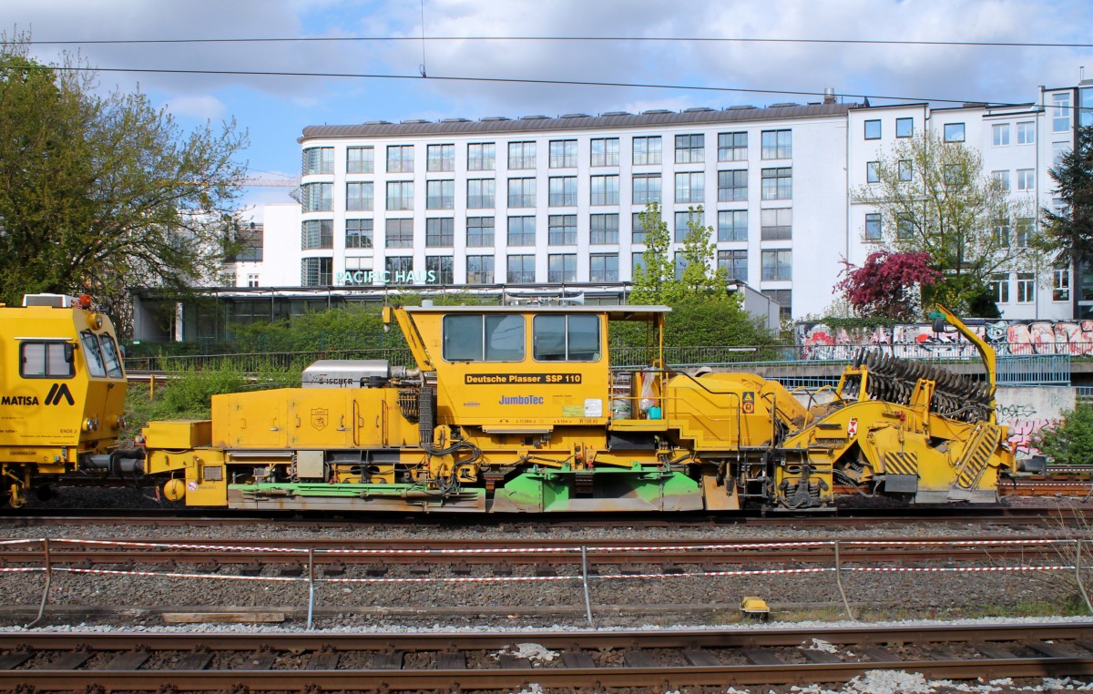 Schotterplaniermaschine SSP 110SW(Schweres Nebenfahrzeug 97 16 40 540 18-6) der Firma JumboTec GmbH Spremberg abgestellt im Hauptbahnhof Hamburg. 02.05.2015