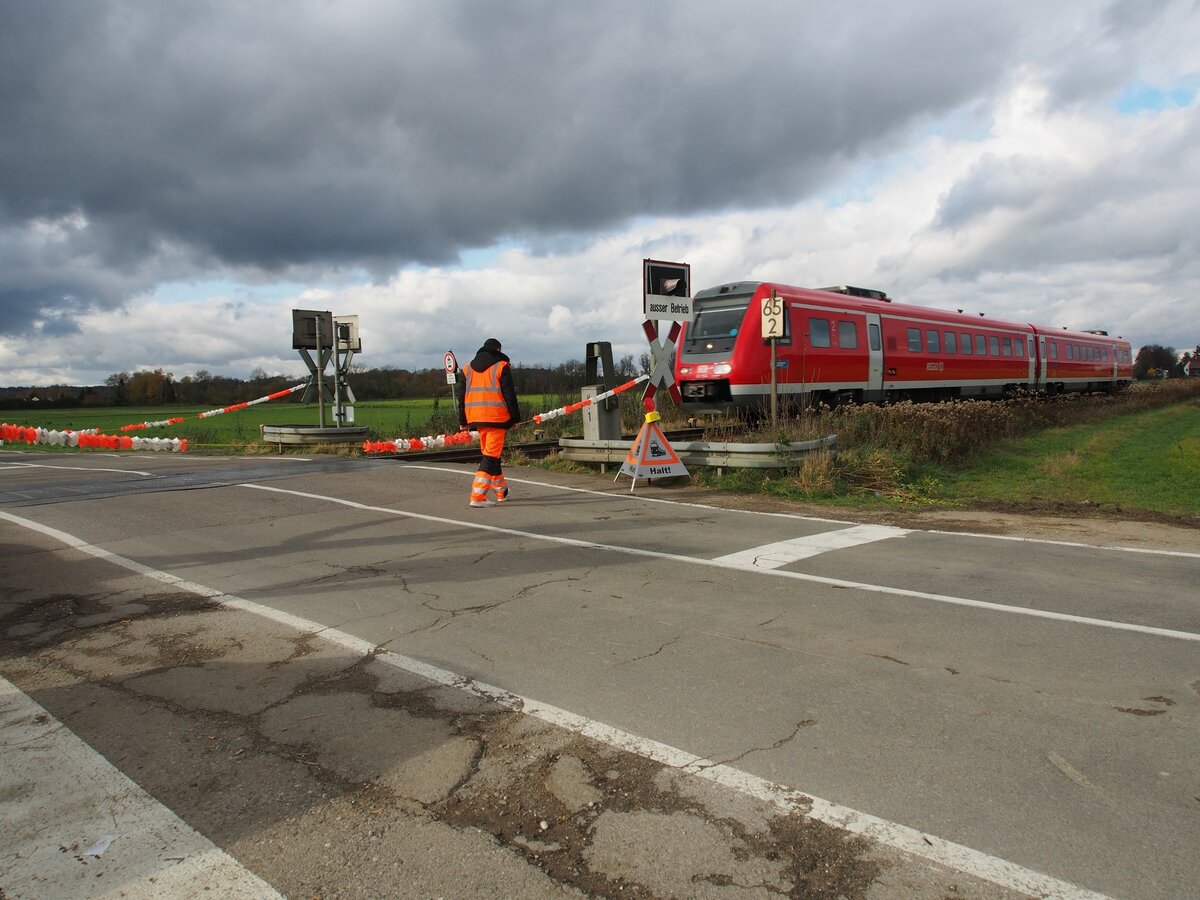 Schrankenanlage durch Blitzschlag zerstört; eine manuelle Regelung über Monate war erforderlich; Aufnahme am Bahnübergang Illertissen/Au nach Betlinshausen, mit durchfahrendem 612 am 13.11.2019.