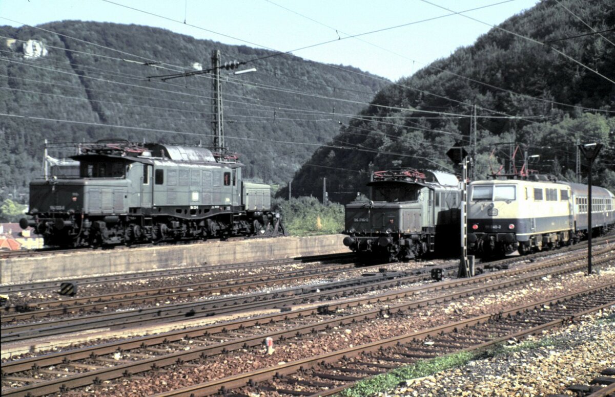 Schubhilfeloks 194 084-0 und 194 133-5 in Bereitschaft und 111 040-2 mit Silberlingen im Nahverkehr in Richtung Plochingen/Stuttgart am 14.09.1987.