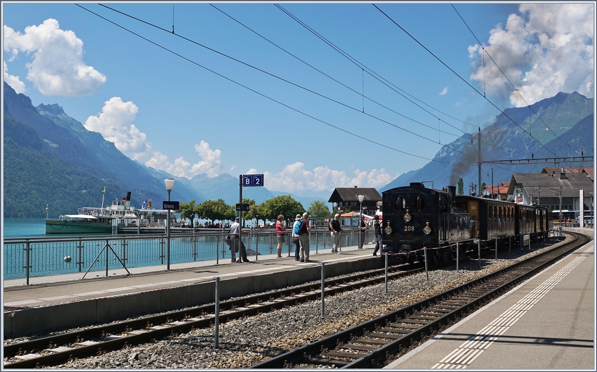 Schweizer Dampftage Brienz 2018 - Dampf, an Land und auf dem Wasser: Das BLS Dampfschiff  Blüemlisalp  und die SBB Brünig Talbahn Dampflok G 3/4 208 in Brienz. 
30. Juni 2018