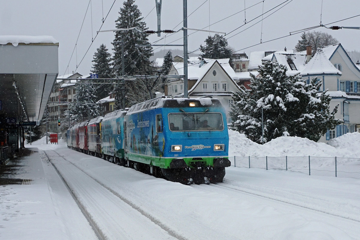 Schweizerische Südostbahn/SOB.
Re 456 Lokomotiven adieu!
Bei sehr starken Schneefällen und grosser Kälte verabschiedete sie die SOB mit verschiedenen Aufstellungen sowie einer Abschiedsfahrt Herisau-Degersheim von den Re 456 091 - Re 456 096. Diese sehr schönen und robusten Lokomotiven wurden in den Jahren 1987 bis 1988 in Betrieb genommen für die Führung vom Voralpen Express. Zwei Re 456 werden von der Oensingen-Balsthal-Bahn/OeBB übernommen wo sie im Güterverkehr eingesetzt werden. Zwei Re 456 ergänzen den Fuhrpark der Sihltal-Zürich-Uetliberg-Bahn/SZU. Unbekannt ist die Zukunft der restlichen Lokomotiven. Die sämtlichen bereits historischen Abschiedsaufnahmen sind am 27. Januar 2021 in Herisau entstanden.
Foto: Walter Ruetsch