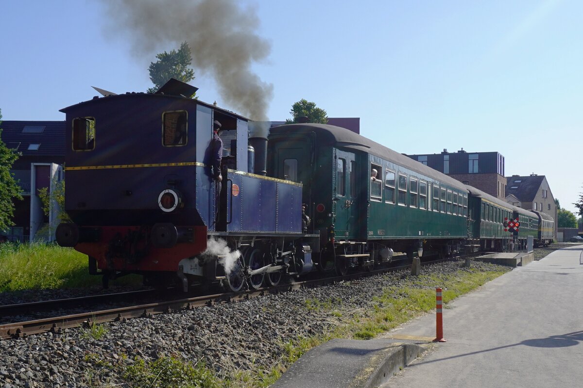 SDP Lok-3 'Wase Kleiputter' zieht am Morgen von 4 Juli 2026 ein Pendelzug aus Puurs nach Maldegem.
