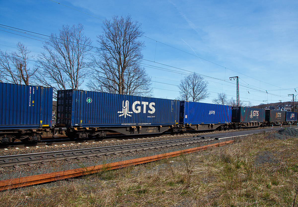 Sechsachsige Drehgestell-Gelenk-Containertragwagen-Einheit, 33 54 4962 325-5 CZ-GTS, der Gattung Sggmrss der italienischen GTS Logistic (Bari), am 11.04.2022 im Zugverband bei der Zugdurchfahrt in Wilnsdorf-Rudersdorf.