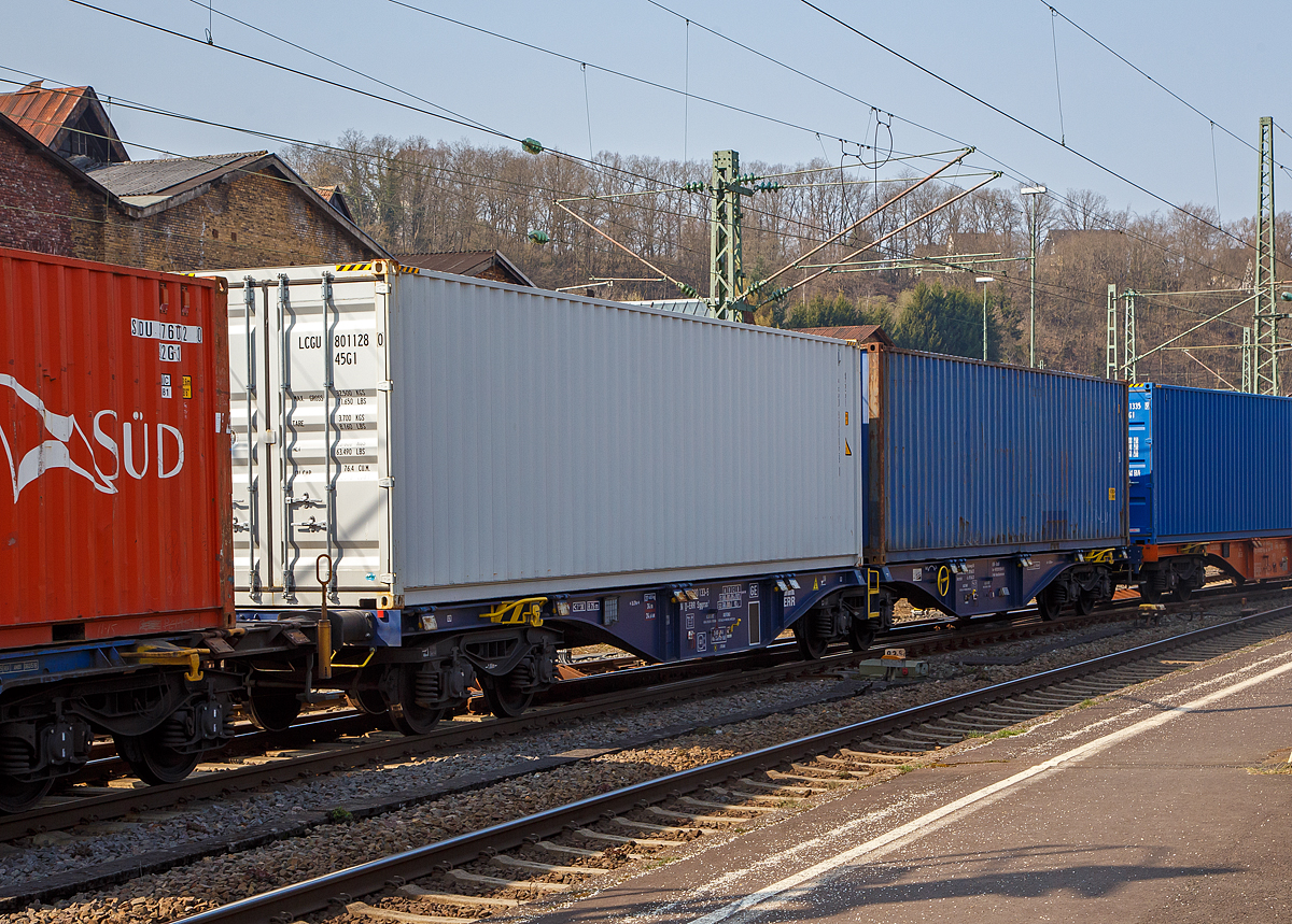 Sechsachsige Drehgestell-Gelenk-Containertragwagen-Einheit, 37 80 4980 133-5 D-ERR, der Gattung Sggrss 1 (80´), der ERR European Rail Rent GmbH (Duisburg), am 25.03.2022 im Zugverband bei der Zugdurchfahrt im Bf Betzdorf (Sieg).

Diese Gelenkwagen mit sechs Radstzen sind fr den Transport von Grocontainern und Wechselbehltern vorgesehen. Auf den Auenlngstrger des Wagens befinden sich fr jede vorgesehene Ladepositionen, 8 fest angeschweite und 24 klappbare Containerriegel (Aufsetzzapfen), zum Festlegen der Ladungseinheiten in verschiedenen Kombinationen. Zudem sind 2 klappbare Rangierergriffe (UIC 535-2) und ein mittlerer bergang vorhanden.

TECHNISCHE DATEN:
Spurweite: 1.435 mm
Lnge ber Puffer: 26.390 mm
Breit ber Alles: 2.970 mm
Drehzapfenabstand: 2 x 10.395 mm
Achsabstand in den Drehgestellen: 1.800 mm
Drehgestelle: 3 x Y25
Laufraddurchmesser: 920 mm (neu)
Ladelnge: 2 x 12.200 mm (2 x 40´-Container oder WB max. 12.192 mm)
Ladebreite: 2.600 mm
Hhe der Ladeebene ber S.O.: 1.160 mm
Eigengewicht: 27.400 kg
Max. Zuladung bei Lastgrenze S: 107,6 t (ab Streckenklasse D)
Max. Zuladung bei Lastgrenze SS: 92,6 t (ab Streckenklasse C)
Max. Geschwindigkeit: 100 km/h (Lastgrenze SS und leer 120 km/h)
Kleinster befahrbarer Gleisbogen: R 75 m (Einzelwagen) / R 150 m (Zugverband)
Bremse: 2 x KE-GP-A (K) (Max. 108 t)
Bremssohle: Jurid 816M 
Feststellbremse: Ja (100%)
Intern. Verwendungsfhigkeit: TEN-GE / G1