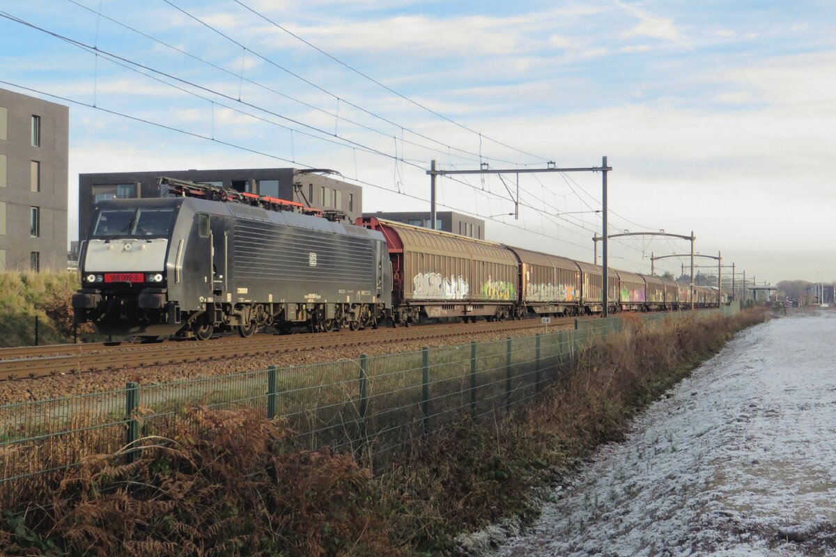 Sechsehn geschlossene Wagen zieht DB cargo/MRCE 189 099 durch Tilburg-Reeshof am 22 Dezember 2021.