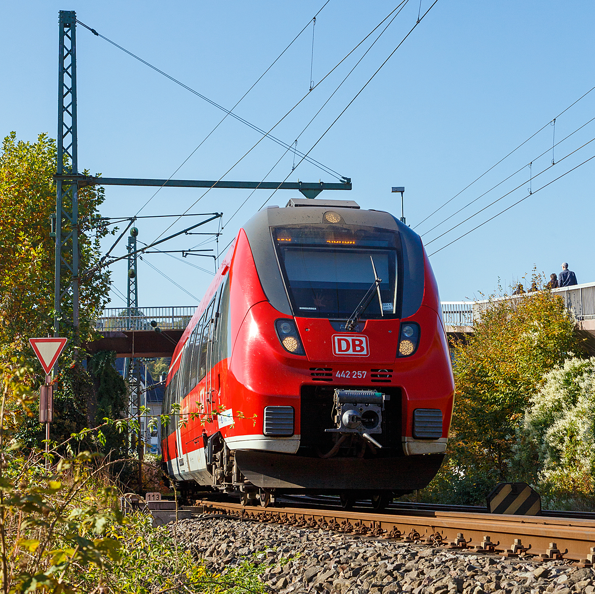 
Sehr freundlicher Lokführer, der mich mit Licht-, Hand- und Signalzeichen begrüßt, als er am 21.10.2018  bei der Ausfahrt vom Betzdorf (Sieg) mit dem RE 9 rsx - Rhein-Sieg-Express (Aachen – Köln - Siegen), geführt von zwei gekuppelten Bombardier Talent 2, an mir vorbei fährt.