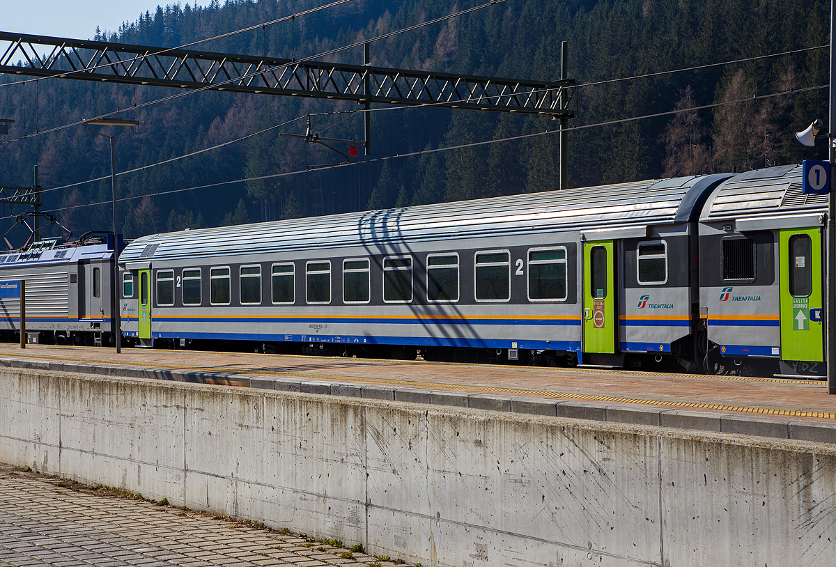 Sehr sauber....
Der 2. Klasse MDVE- Reisezugwagen in DTR-Lackierung (Carrozze FS tipo MDVE in livrea DTR), 50 83 21-87 432-5 I-TI der Trenitalia, der Gattung nB am 27.03.2022 beim Halt im Bahnhof Gossensaß/Colle Isarco (Südtirol). Bei den Wagen handelt es sich um in in den 80er-Jahren in Italien hergestellte Eisenbahnwaggons die speziell für den Einsatz für mittlere Entfernungen wie z.B. RE (Regionalexpress Züge).

TECHNISCHE DATEN: 
Spurweite: 1.435 mm
Länge über Puffer:  26.400 mm
Breite: 2.825 mm
Höhe: 3.965 mm
Drehzapfenabstand: 19.000 mm
Achsstand im Drehgestell:  2.400 mm
Fußbodenhöhe: 1.100 mm
Sitzplätze:  86 (2. Klasse) 
Eigengewicht: 39 t
Höchstgeschwindigkeit:  160 km/h
Bremsbauart:  Freno WU-R

Durch Corona bedingt hat man in Italien auch geschickt (so finde ich) die Zu- und Ausstiege gelöst. Sie ist hier im Bild, die rechte Tür für die aussteigenden Reisenden und die linke Tür für den Ausstieg. Auch in den Wagen wird sehr deutlich angezeigt in welche Richtung man zum Ausstieg gehen soll.
