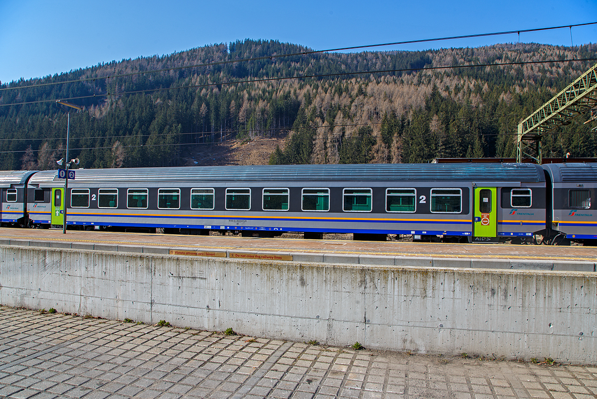 Sehr sauber....
Der 2. Klasse MDVE- Reisezugwagen in DTR-Lackierung (Carrozze FS tipo MDVE in livrea DTR), 50 83 21-78 510-9 I-TI der Trenitalia, der Gattung nB am 27.03.2022 beim Halt im Bahnhof Gossensaß/Colle Isarco (Südtirol). Bei den Wagen handelt es sich um in in den 80er-Jahren in Italien hergestellte Eisenbahnwaggons die speziell für den Einsatz für mittlere Entfernungen wie z.B. RE (Regionalexpress Züge).

TECHNISCHE DATEN: 
Spurweite: 1.435 mm
Länge über Puffer:  26.400 mm
Breite: 2.825 mm
Höhe: 3.965 mm
Drehzapfenabstand: 19.000 mm
Achsstand im Drehgestell:  2.400 mm
Fußbodenhöhe: 1.100 mm
Sitzplätze:  86 (2. Klasse) 
Eigengewicht: 39 t
Höchstgeschwindigkeit:  160 km/h
Bremsbauart:  Freno WU-R

Durch Corona bedingt hat man in Italien auch geschickt (so finde ich) die Zu- und Ausstiege gelöst. Sie ist hier im Bild, die rechte Tür für die aussteigenden Reisenden und die linke Tür für den Ausstieg. Auch in den Wagen wird sehr deutlich angezeigt in welche Richtung man zum Ausstieg gehen soll.
