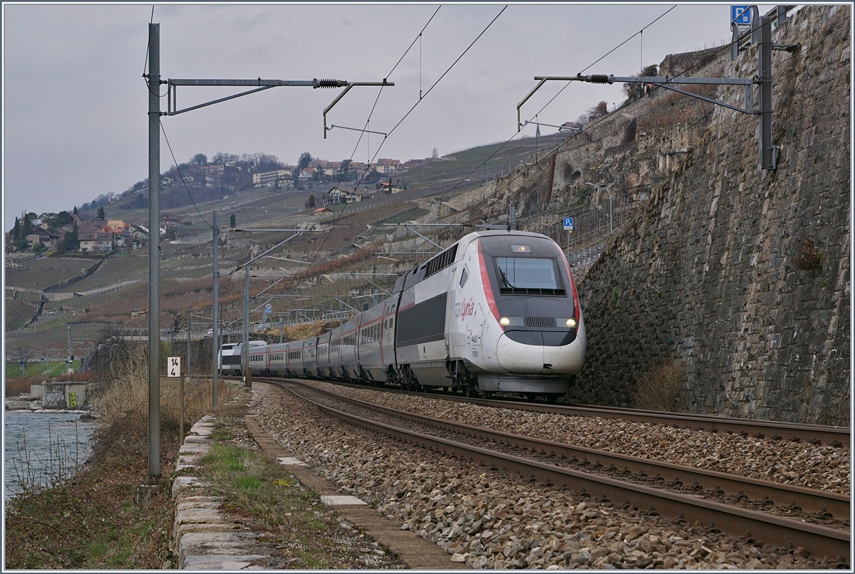 Seit 1981 bzw. 1983 verkehren zwischen Paris Gare de Lyon und Genve, bzw Lausanne TGV Zge. Der Erfolg gab der Idee Aufschwung, das Netz zu erweitern und so fuhren erst in der Wintersaison, spter vereinzelt in der Sommersaison wenige TGV Zge bis nach Brig. 
Heute, am 4. Mrz verkehrt der letzte TGV nach Brig, der TGV LYRIA 9263; die Saison ist zu Ende und ab 23. April knnen nur noch ETCS konforme Zge zwischen Lausanne und Villeneuve verkehren.
4. Mrz 2017
