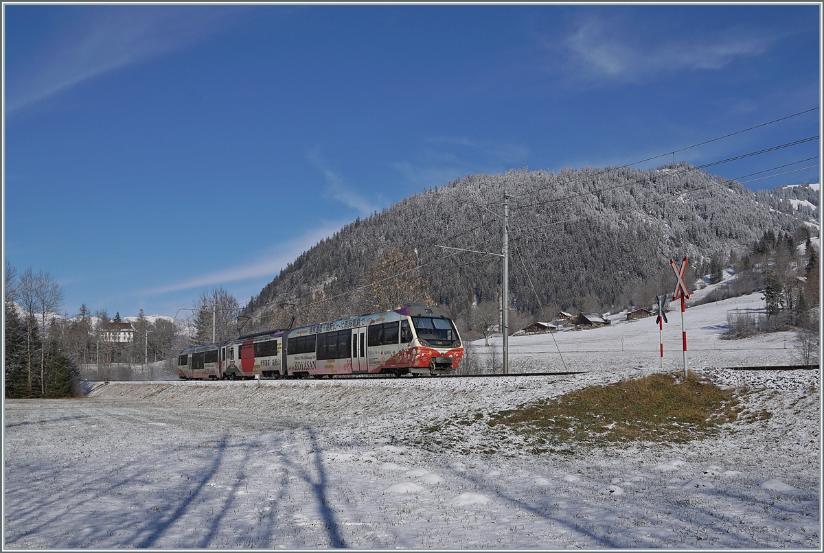 Seit 2017 sind die MOB und die Nankai Railway  Sister Railways , aus diesem Grund wurde, unter anderem, der MOB Be 4/4 5002 mit Bt und ABt entsprechend beklebt. Im Bild pendelt, wie es sich für einen Lenkerpendel  gehört, dieser zwischen Zweisimmen und der Lenk hin und her. 
Die Bilder entstanden zwischen Blankenburg und Stöckli. 

3. Dezember 2020