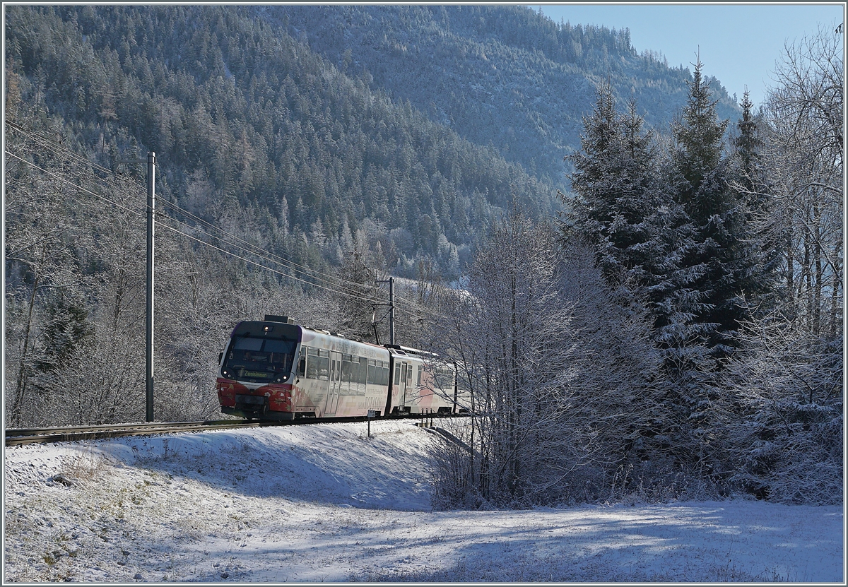 Seit 2017 sind die MOB und die Nankai Railway  Sister Railways , aus diesem Grund wurde, unter anderem, der MOB Be 4/4 5002 mit Bt und ABt entsprechend beklebt. Im Bild pendelt, wie es sich für einen Lenkerpendel  gehört, dieser zwischen Zweisimmen und der Lenk hin und her. 
Die Bilder entstanden zwischen Blankenburg und Stöckli. 

3. Dezember 2020