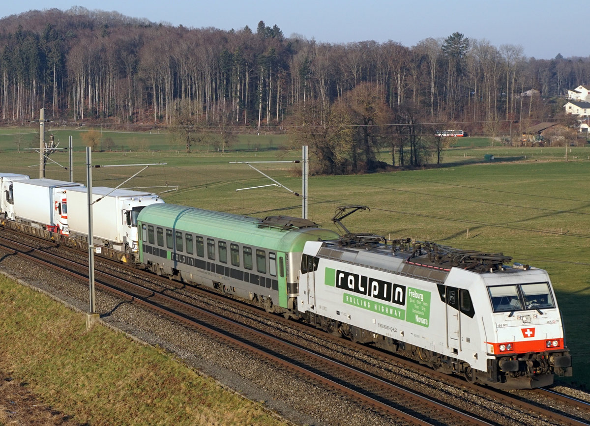 Seit dem 1. Januar 2021 wird die RoLa Freiburg Brsg Rbf - Novara Boschetto mit BLS Re 486 und Lokomotiven der BR 186 gefhrt. Am 11. Januar 2021 konnte erstmals eine BR 186 mit passendem Anstrich bei Bollodingen dokumentiert werden.
Foto: Walter Ruetsch