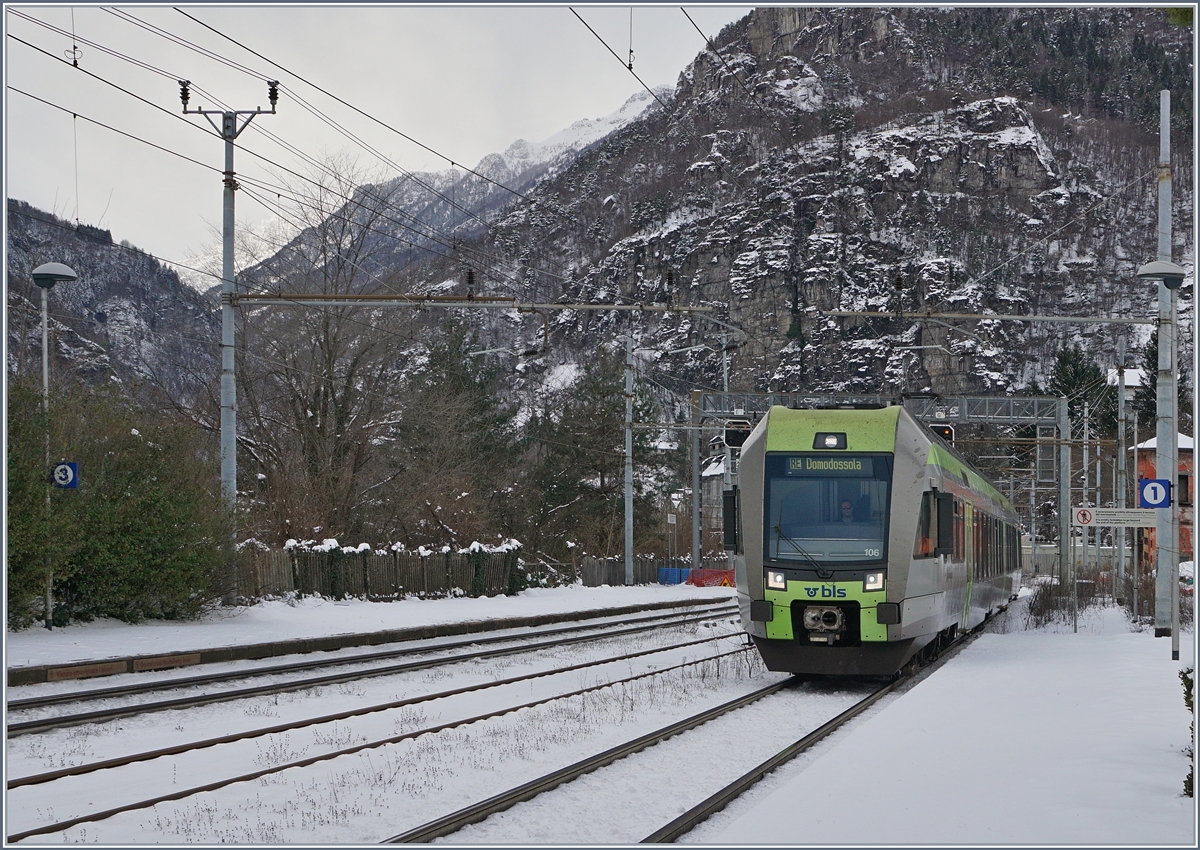 Seit dem Fahrplanwechsel vom 11.12.2016 fährt die BLS mit wenigen Zugspaaren meitst in Tagesrandlage bis Domodossola, an Samstagen und Sonntagen verkehrt ein weiters zur Mittagszeit: Hier erreicht der BLS RABe 535 106 Varzo.
14. Jan. 2017