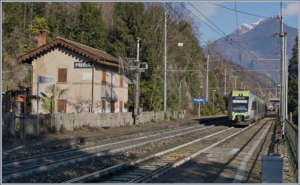 Seit dem Fahrplanwechsel vom 11.12.2016 fährt die BLS mit wenigen Zugspaaren meist in Tagesrandlage bis Domodossola, an Samstagen und Sonnatagen verkehrt ein weiters zur Mittagszeit: Hier hält der BLS RABe 535 103 in Preglia.
7. Jan. 2017