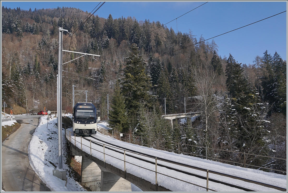 Seit dem Fahrplanwechsel verkehren die bisher nur bis Fontanivent bzw. Sonzier gekommen  Vorortszüge  der MOB wie in den 80ern wieder den ganzen Tag über bis Les Avants. Dazu sind zwei Kompositionen nötig, die wie bisher gesehen, von den CEV MVR SURF GTW ABeh 2/6 gestellte werden. 
Im Bild ist der ABeh 2/6 7501 auf der Fahrt von Les Avant nach Montreux kurz vor Sendy-Sollard auf der Pont Gardiol unterwegs. 

10. Jan. 2021