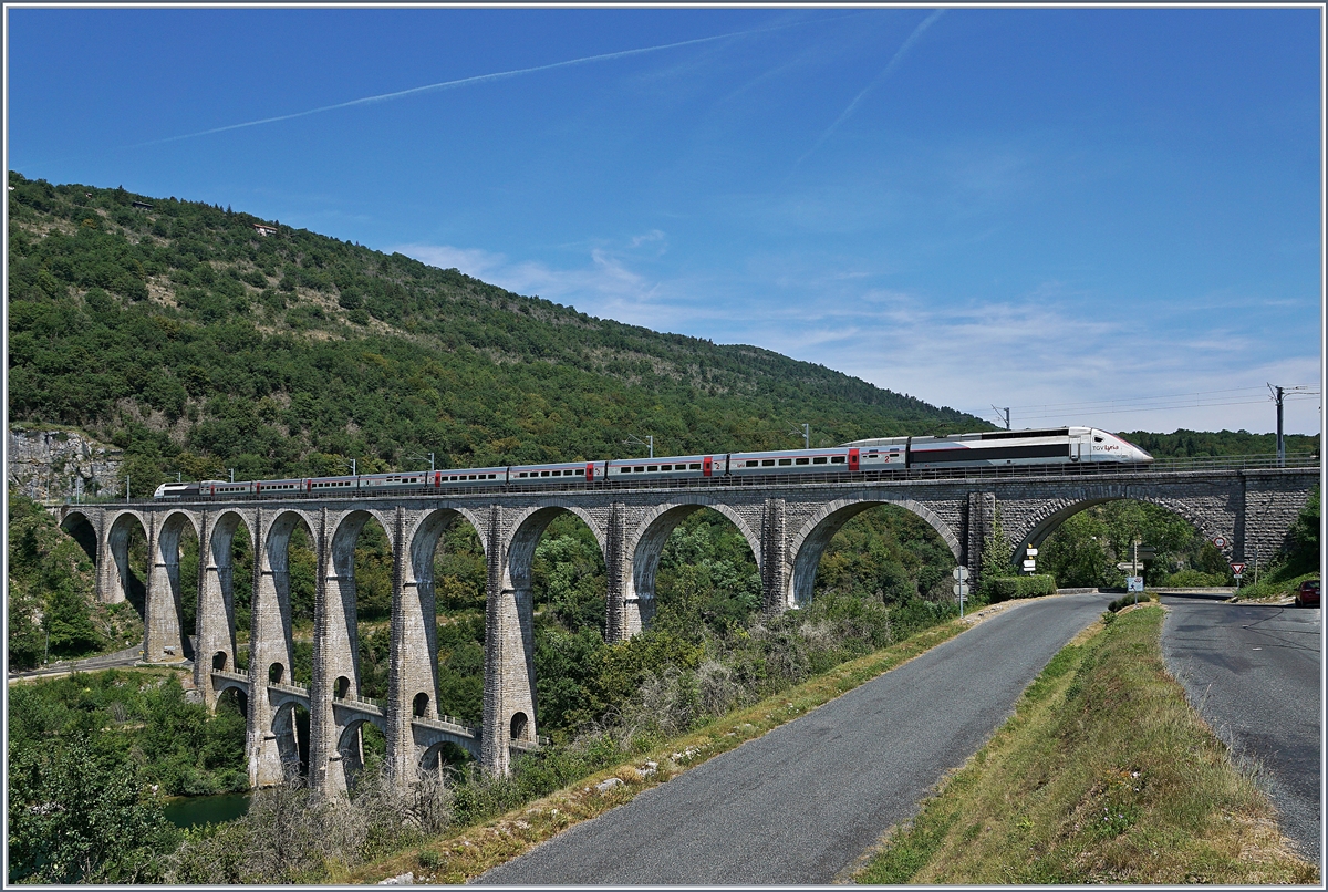 Seit Ende 2010 nehmen die TGV  Züge von Genève nach Paris den weg über die dafür hergerichtet Strecke Bellegarde - Nantua - Bourg en Bresse, die zwar keine hohen Geschwindigkeiten erlaubt, aber dann der eingesparten 47 km gegenüber der Strecke via Culoz doch eine erhebliche Zeitersparnis bringt. 

Im Bild der TGV-Triebzug 4401 als TGV Lyria 9770 von Genève nach Paris auf dem 269 Meter langen Viaduc de Cize-Bolozon welches die Ain überbrückt. 

17. Juli 2019