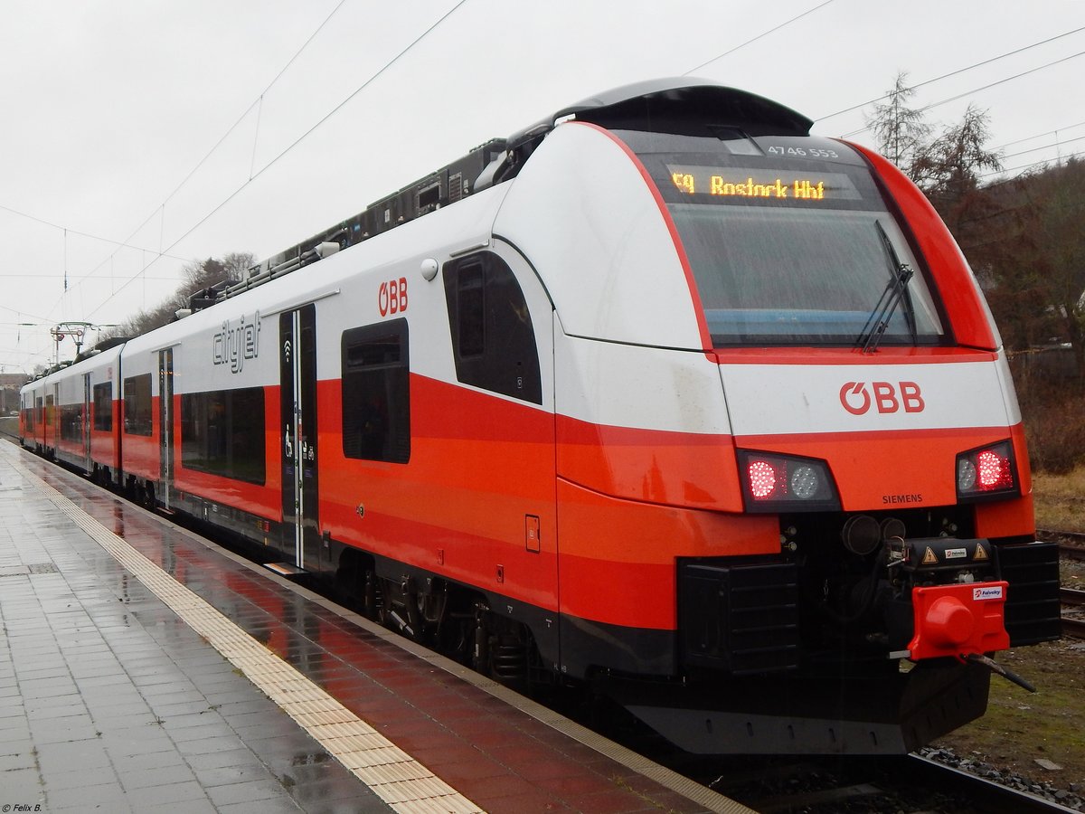 Seit heute, den 15.12.2019, verkehrt die ODEG u.A. auf der Linie RE9 (Hanse-Express). Erstmal mit geliehenen Zügen der ÖBB. Ich habe am 15.12.2019 die 4746 553 in Sassnitz am Hauptbahnhof fotografiert.