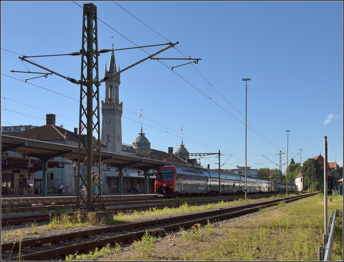 Seit kurzem haben die Re 450 Auslandseinsätze... ;-) Re 450 084 mit seinem DTZ und einem Kollegen ersetzen vereinzelt Re 460 mit EW IV auf der Strecke Zürich-Konstanz. Konstanz, Juni 2017.