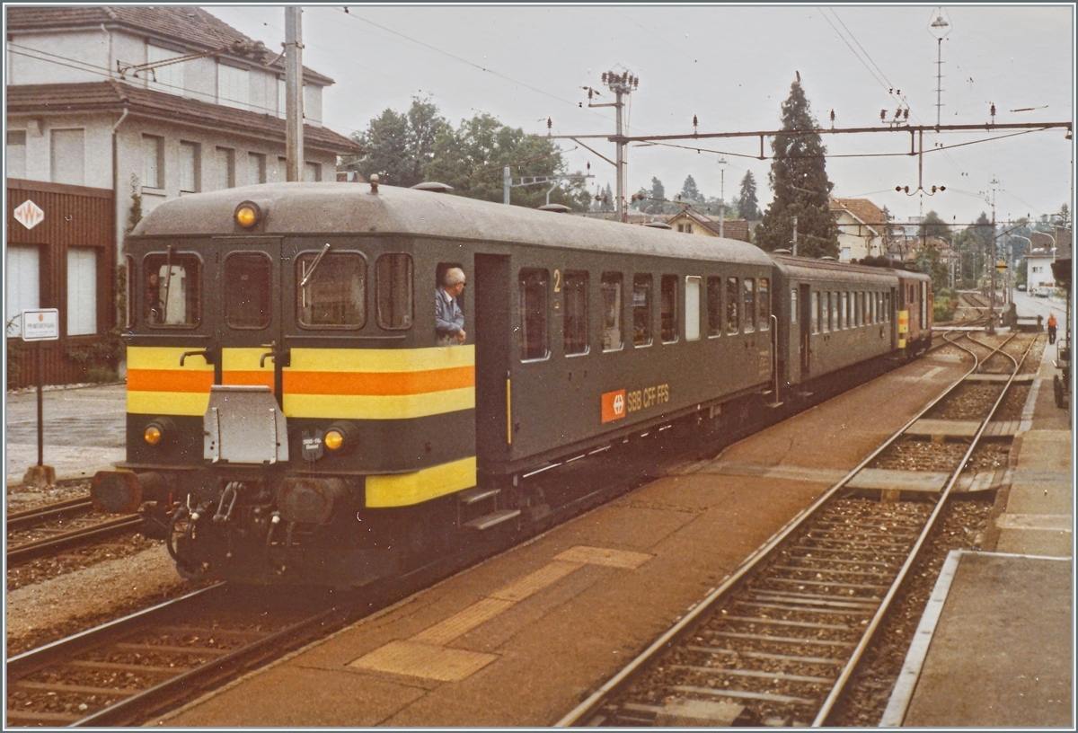 Seit kurzem - so steht es in meinem Notizen zu diesem Bild - verkehrt der BDti 29-30 908 in der neuen Farb/Signet Konzeption. Der Regionalzug 6120 ist von Beromünster nach Beinwil am See unterwegs. 

Nicht in meinen Notizen steht, ist dass der Zug in Menziken SBB hält, und dies eine ganze Weile, wohl gute vier Minuten lang, denn der  Wärter  ganz rechts im Bild zu sehen, welcher die Barriere bei der Einfahrt des Zuges bedient hatte, muss nun ans andere Ende des Bahnhof, um dort die Barriere für die Ausfahrt des Zuges zu bedienen.

12. August 1984