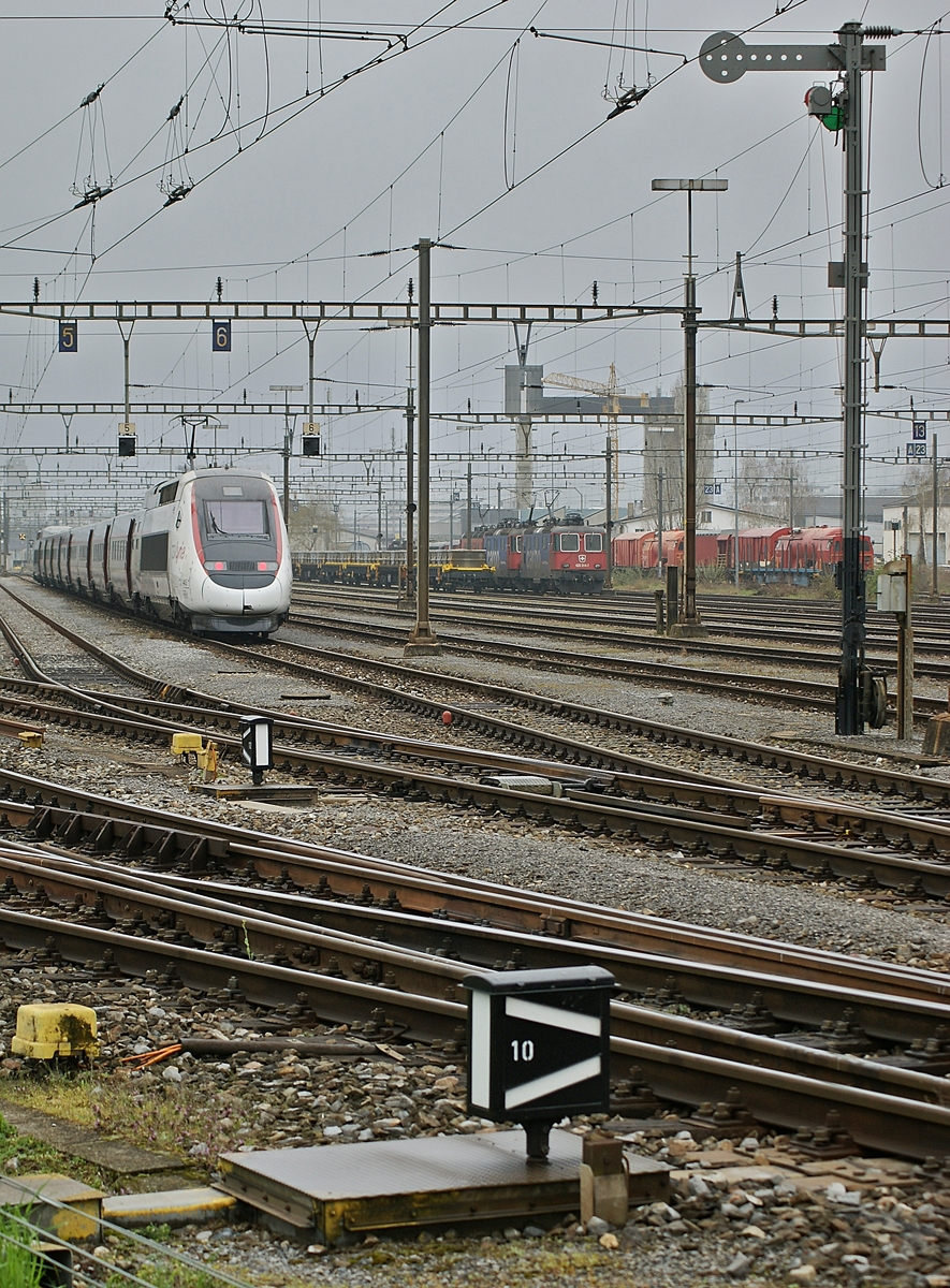 Seit langem schon, wenn auch etwas halbherzig verfolgte ich die Idee, einen TGV mit Formsignalen zu fotografieren. In zwischen La Plaine und Bellgarde waren die Formsignal schneller ersetzt, als ich dachte und Karlsruhe war mir etwas zu weit. Nun bin ich überraschend doch noch zu einem Formsignalbild mit TGV gekommen: Der in Bern von Paris ankommende TGV 9225 (22:51) wird bis zur Rückfahrt am nächsten Tag als TGV 9216 von Bern (ab 11:10) nach Paris im Rangierbahnhof Biel abgestellt. Das Bild zeigt den TGV 4415, welcher für die Fahrt nach Bern vorbereitet wird. 

5. April 2019