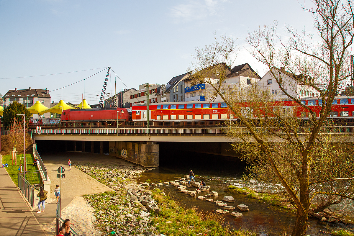 
Seit März 2018  haben die 146er auf der Siegstrecke Einzug gehalten.....
Die 146 005-4 (91 80 6146 005-4 D-DB) der DB Regio NRW verlässt am 08.04.2018, mit dem RE 9 (rsx - Rhein-Sieg-Express) Aachen - Köln - Siegen, den Bahnhof Betzdorf/Sieg in Richtung Siegen. 

Die TRAXX P160 AC1 wurde 2001 von ABB Daimler-Benz Transportation GmbH in Kassel unter der Fabriknummer 33812 gebaut.