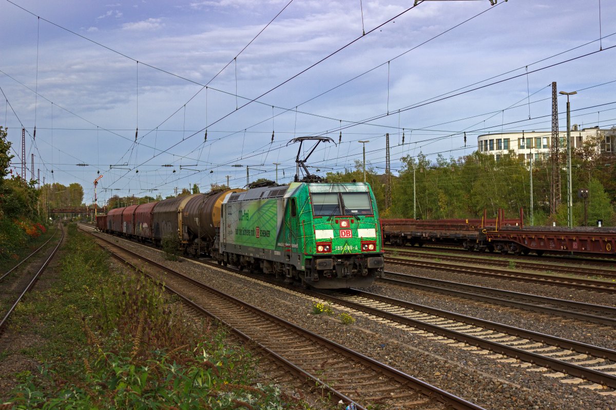 Seit mehreren Jahren wirbt 185 389 daf�r, dass der G�tertransport per Bahn eine gute CO2-Bilanz hat. Hier ist die Lok mit einem G�terzug in D�sseldorf-Rath auf dem Weg nach S�den.