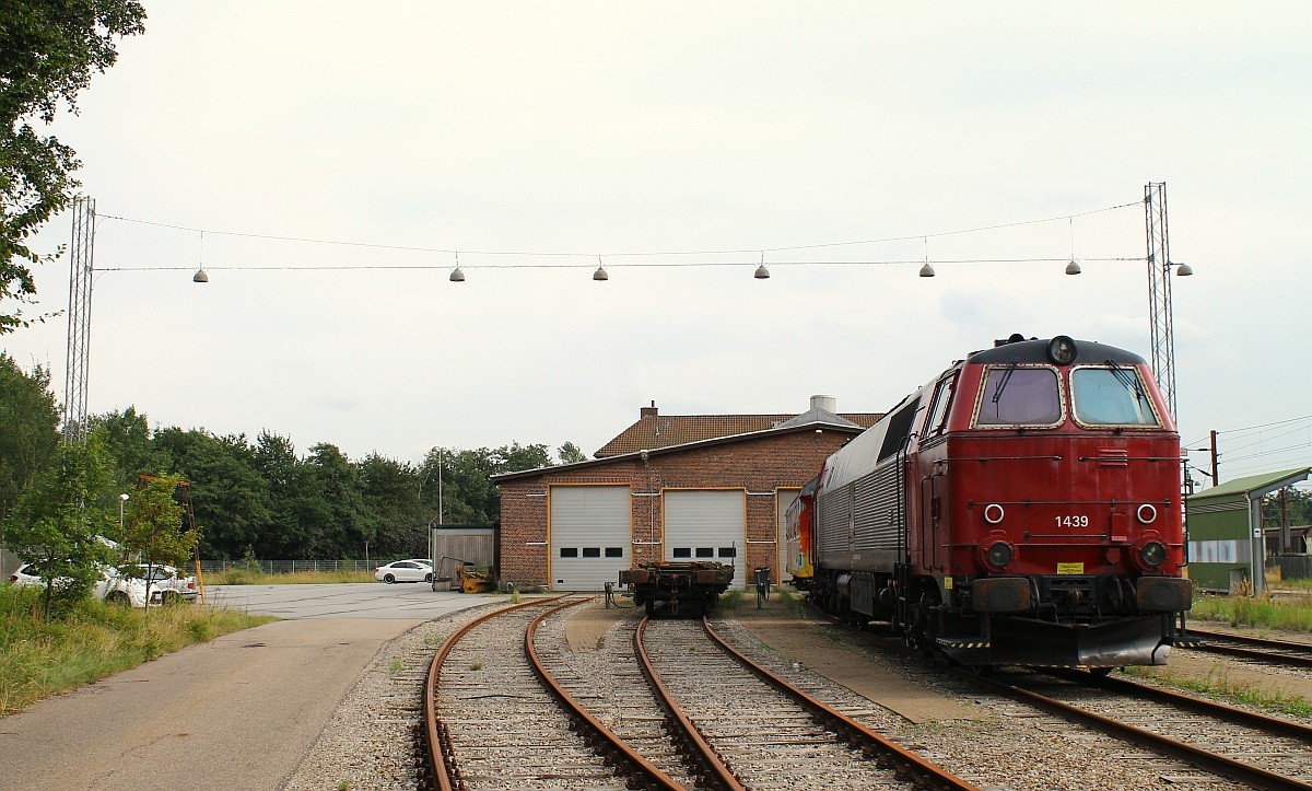 Seit neuestem in Padborg eingesetzt steht die NEG MZ 1439(Hersteller NOHAB Baujahre 1972-74 Achsfolge Co' Co' Länge über Puffer 21.000 mm Motor GM 645 E3, 20 Zylinder, zweitakt Leistung 2867 kW (3900 PS) bei 900 U/min Kraftübertragung dieselelektrisch Höchstgeschwindigkeit 165 km/h Dienstgewicht 121,2 t)abgestellt vor der Railcare Werkstatt in Padborg. 15.08.2013