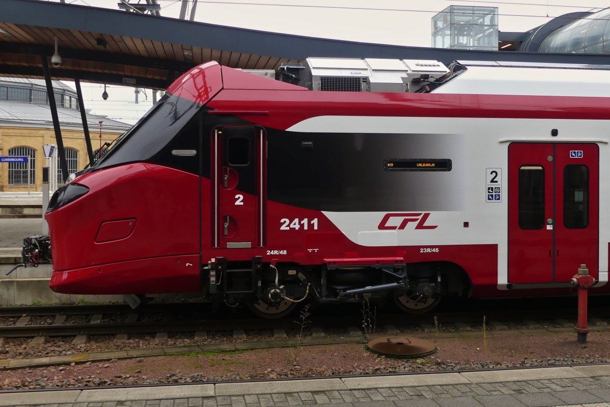 Seitenansicht des Führungsteil des Triebzuges 2411, im Bahnhof von Luxemburg. 15.10.2024