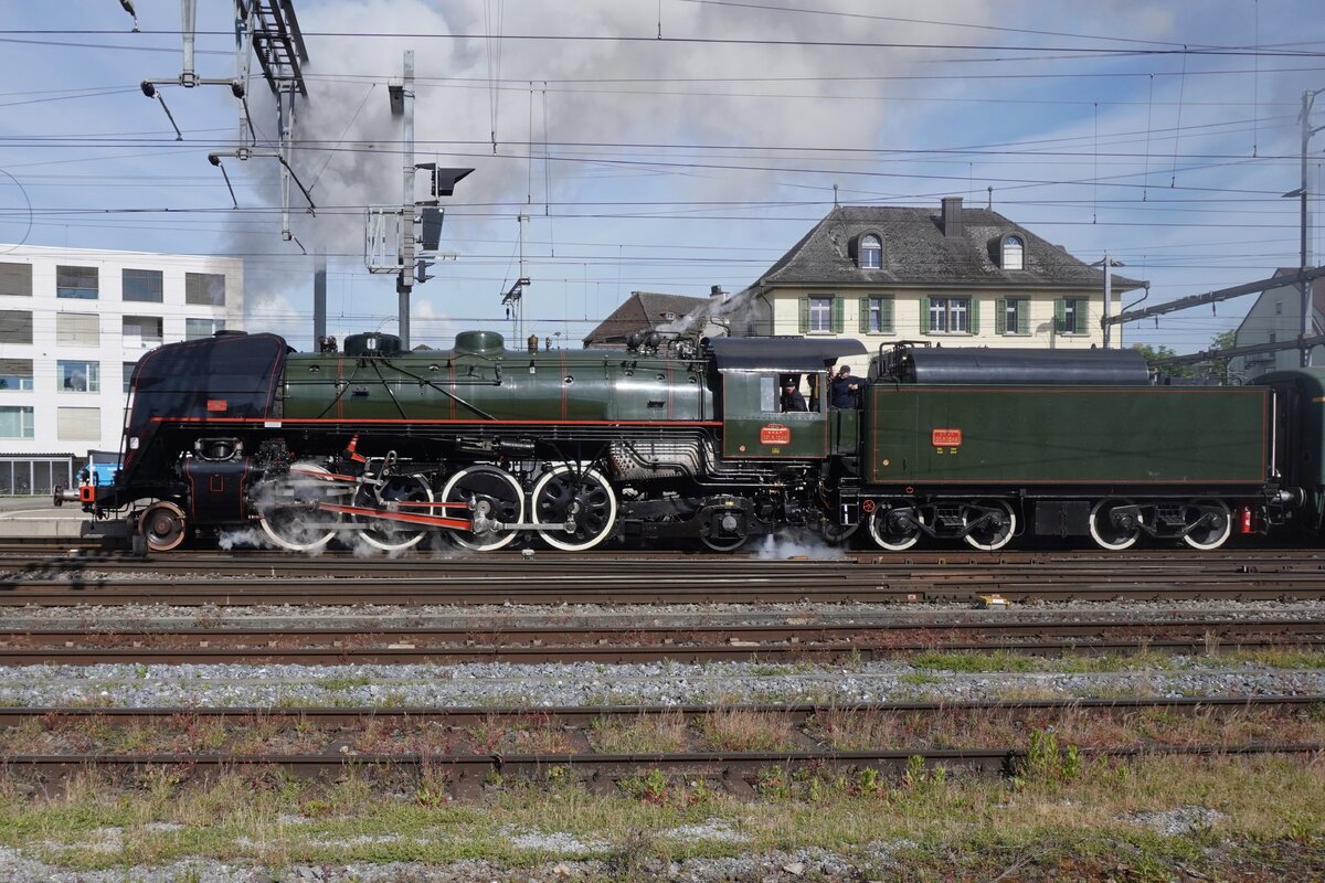 Seitenblick auf 141R-1244 der Verein Mikado 1244 in Brugg AG am 17 Mai 2026 in Vorbereitung auf ein Extrafahrt der Extra-Klasse, wo der 241A65 Vorspann gibt.