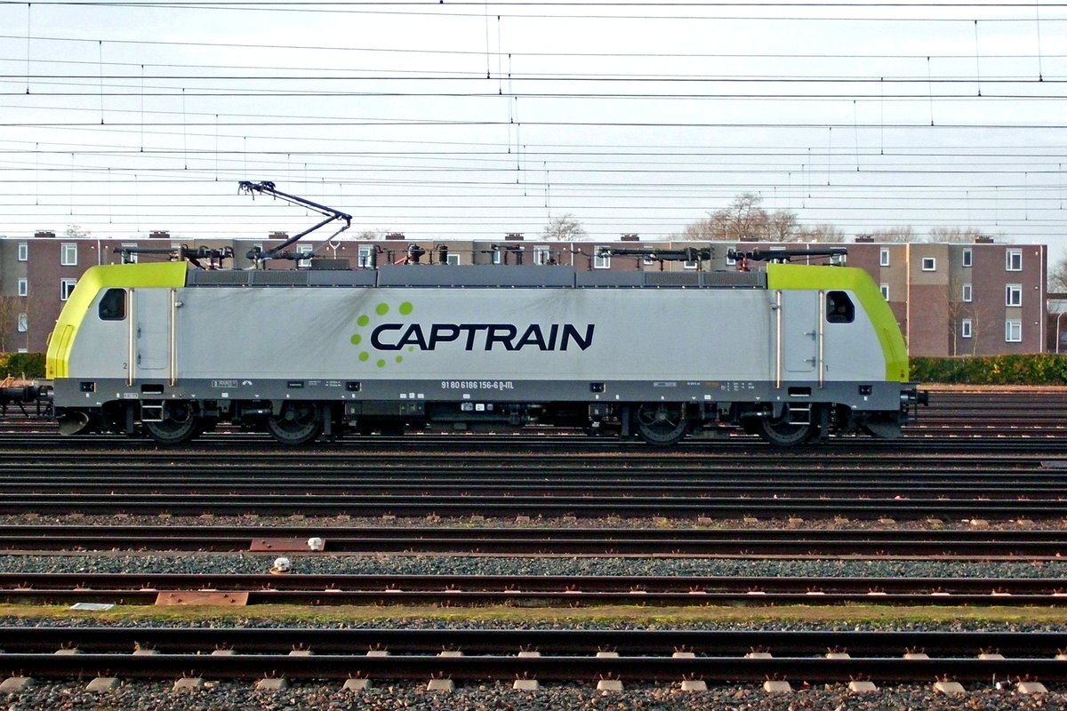 Seitenblick auf CapTrain 186 156 in Venlo am 21 Dezember 2019.