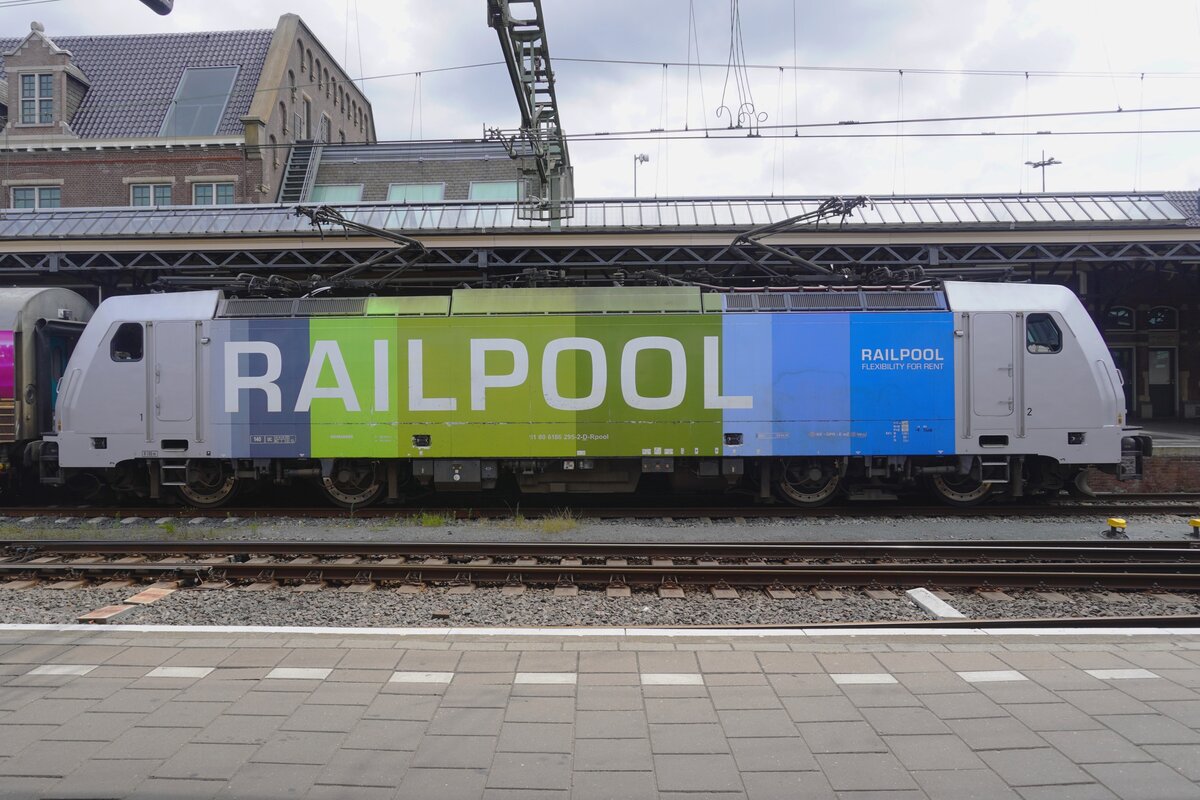 Seitenblick auf Lineas 186 295 in halber Regenbogen Design in Roosendaal am 23 Juli 2026.