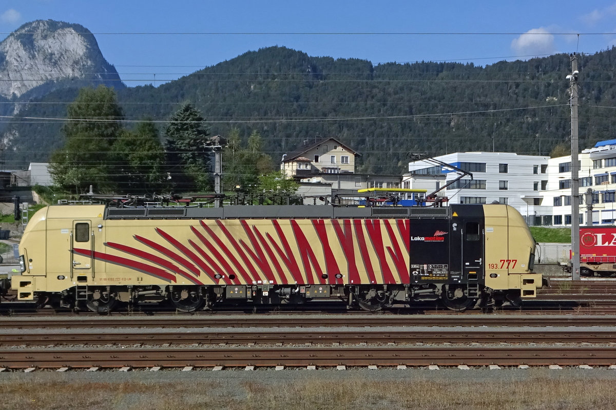 Seitenblick auf Lokomotion 193 777 am 17 September 2019 in Kufstein. 