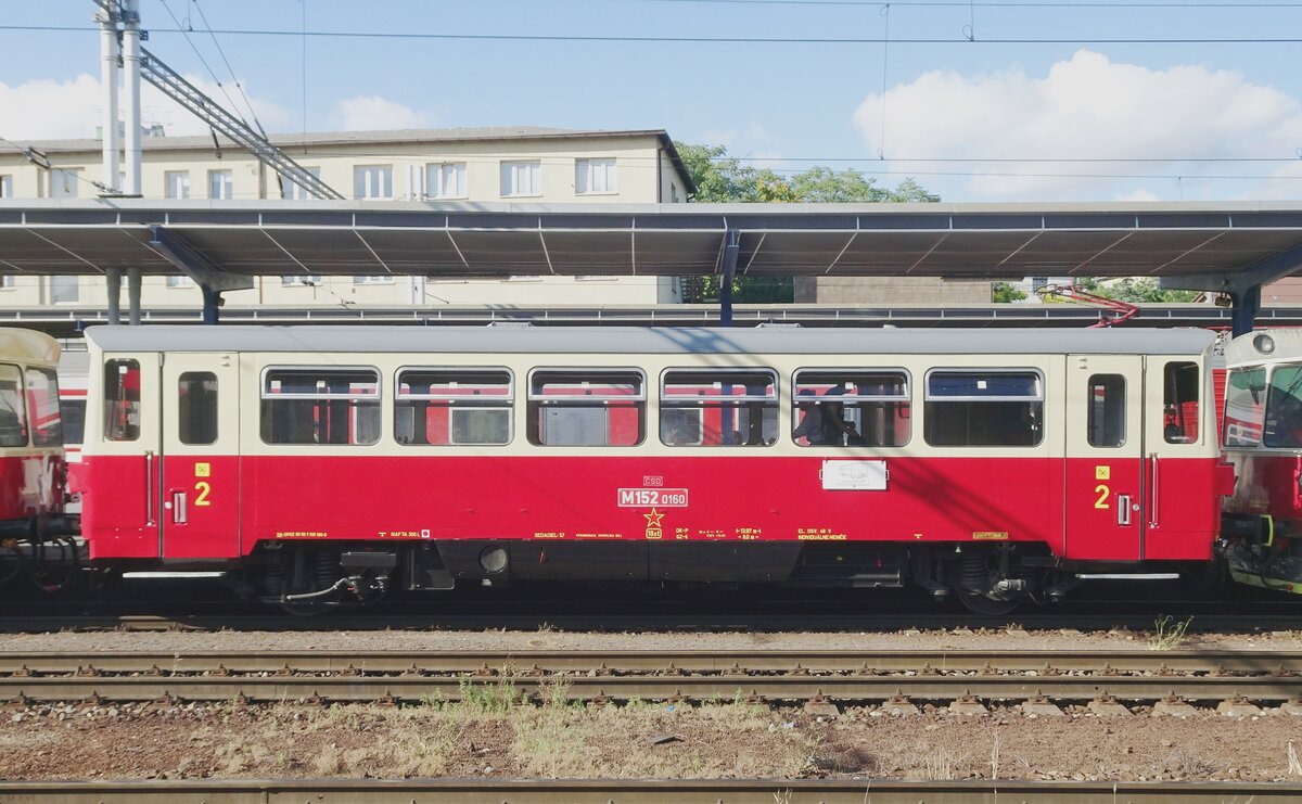 Seitenblick auf M152 0160 in Bratislava hl.st. am 25 Juni 2022.