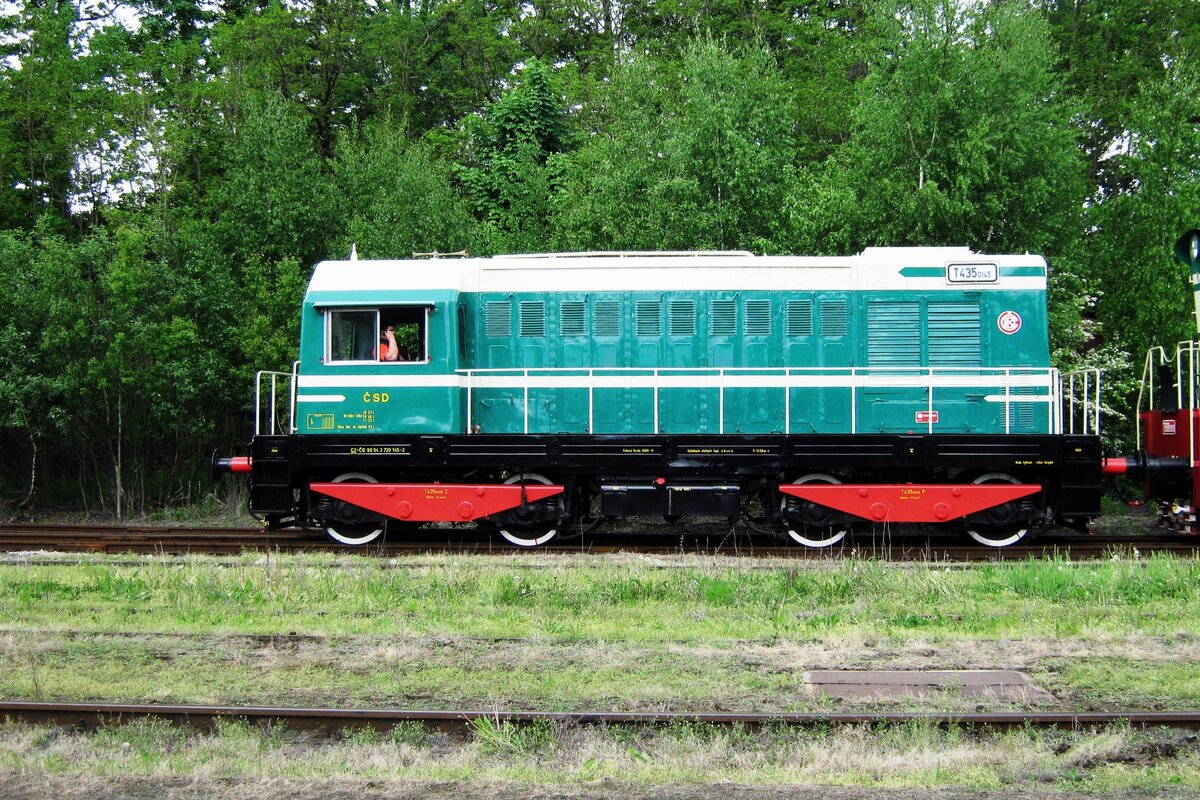 Seitenblick auf T435 0145 ins Eisenbahnmuseum Luzna u Rakovnika am 13 Mai 2012.