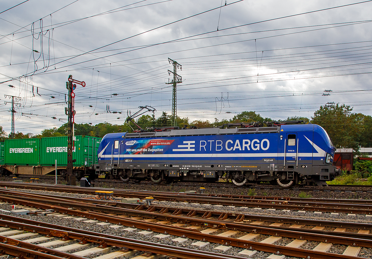 
Seitenporträt - Die für die RTB CARGO fahrende 193 792-9 (91 80 6193 792-9 D-ELOC) fährt am 04.09.2020 mit einem Containerzug durch Koblenz-Lützel in Richtung Norden.

Die Vectron MS - 6.4 MW wurde 2018 von Siemens in München unter der Fabriknummer 22497 gebaut. Sie hat die Zulassungen für D/A/H/PL/CZ/SK/RO/NL