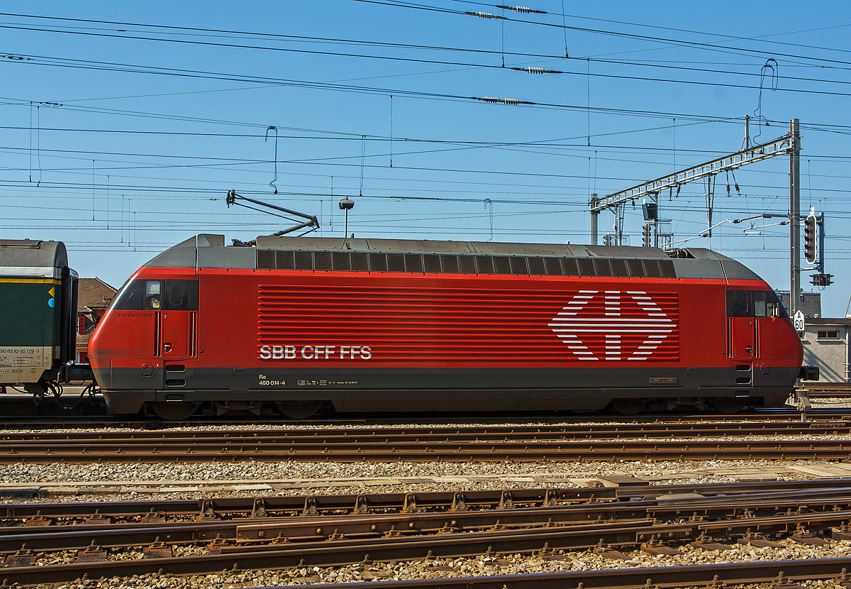Seitenportrait der SBB Re 460 014-4   Val-du-Trient  am 29.05.2012 mit einem IR im Bahnhof Lausanne.

Die Lok wurde 1992 von der SLM unter der Fabriknummer 5475 gebaut, der elektrische Teil ist von ABB.
