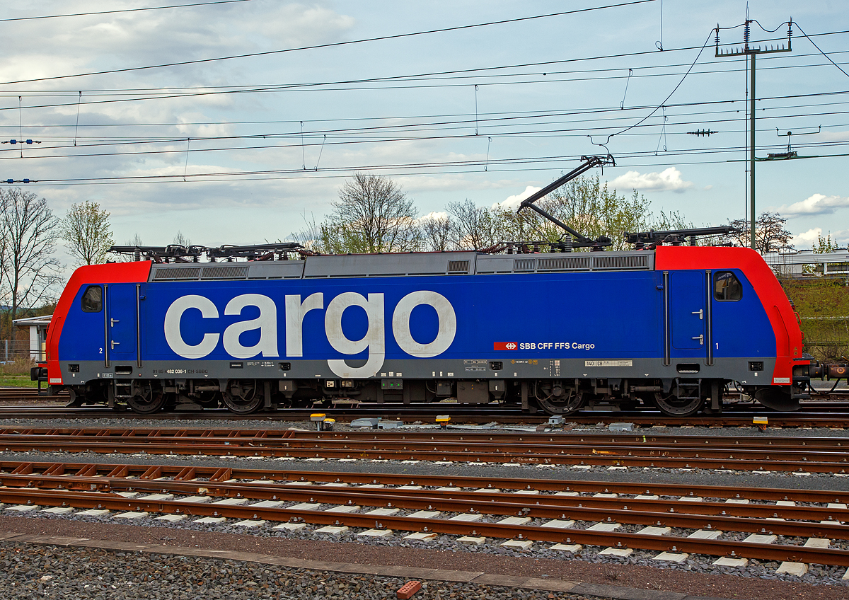 Seitenportrait.....
Die Re 482 036-1 (91 85 4482 036-1 CH-SBBC) der SBB Cargo fährt am 14.04.2018 mit einem Containerzug (nicht im Bild) durch Friedberg (Hessen) in Richtung Norden. 

Die Bombardier TRAXX F140 AC2 (Re 482 der zweiten Bauserie) wurde 2005 von Bombardier in Kassel unter der Fabriknummer 33776 gebaut und als Re 482 036-1 an die SBB Cargo geliefert. 2020 wurde sie an die Nordic Re-finance AB (Schweden) verkauft.
