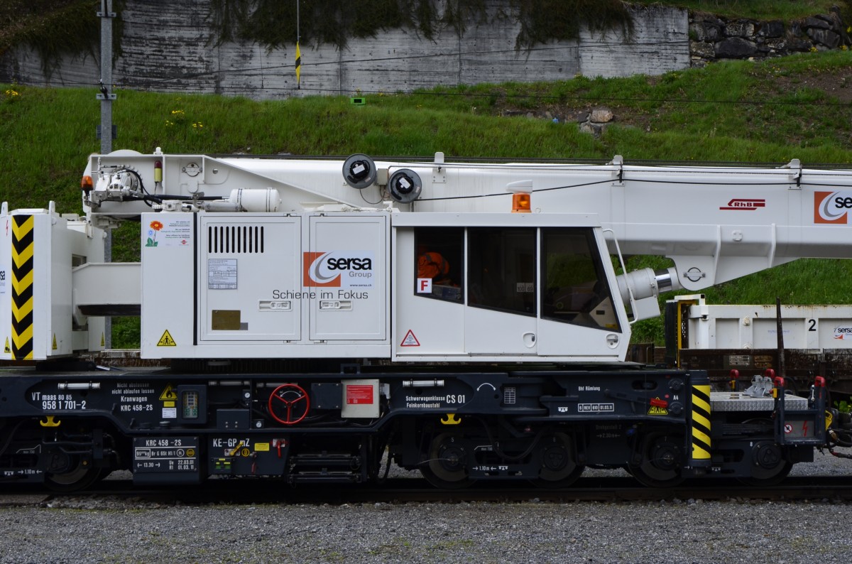 SERSA KIROW Kranwagen KRC 458-2S (Seitenansicht des Fhrerhauses), hier abgestellt in Bergn am 11.05.2014. 