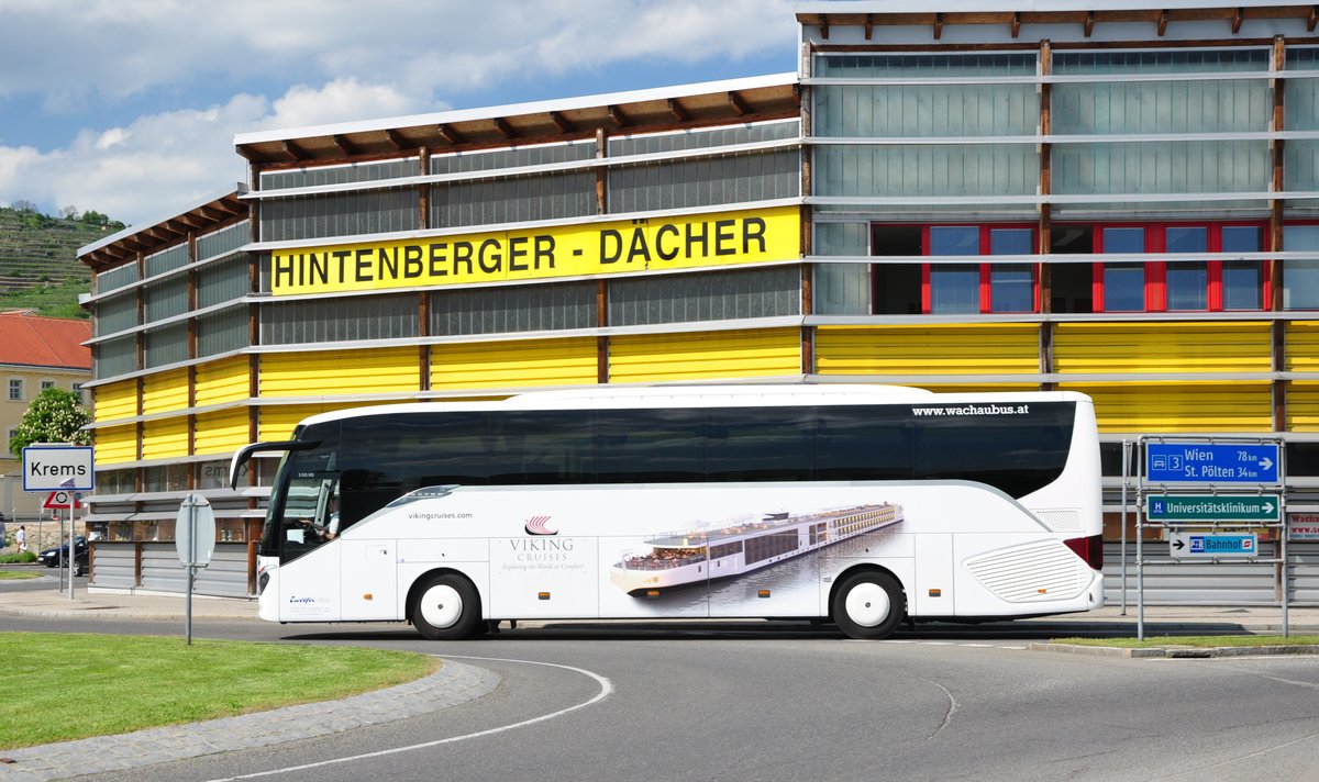 Setra 15 HD von Zw�lfer Reisen aus Nieder�sterreich in Krems unterwegs.