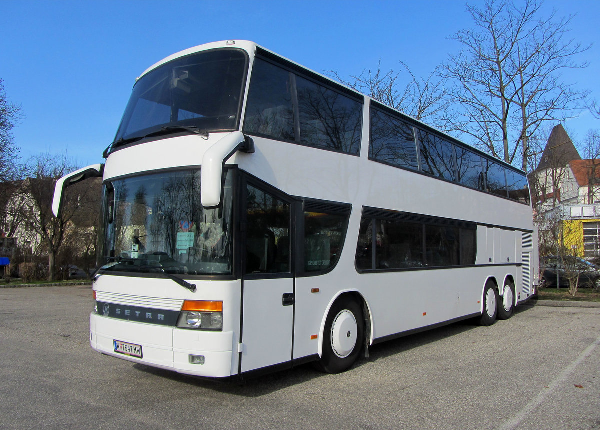 Setra 300er Serie aus Wien in Krems gesehen.