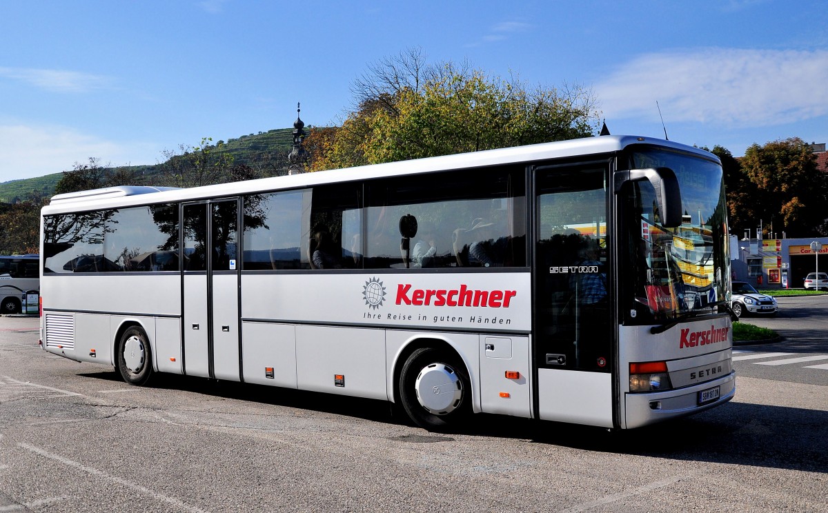 Setra 300er-Serie von Kerschner Reisen aus Nieder�sterreich am 18.9.2014 in Krems gesehen.