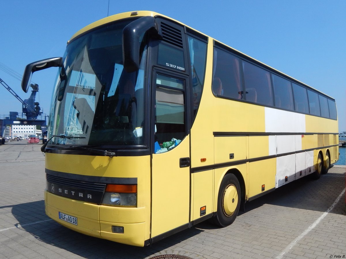 Setra 317 HDH von Oelker Reisen (ex Timm Reiseunternehmen GmbH) aus Deutschland im Stadthafen Sassnitz.