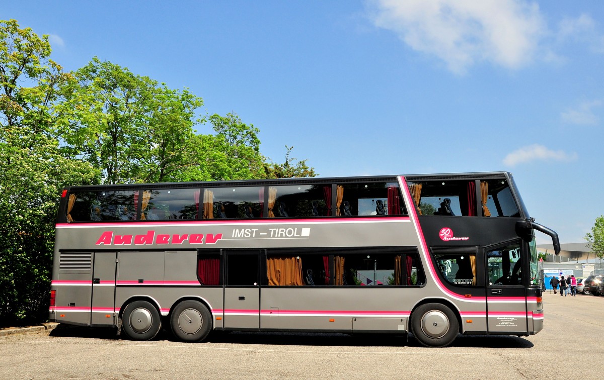Setra 328 DT von Anderer Reisen aus �sterreich am 19.Mai 2014 in Krems gesehen.