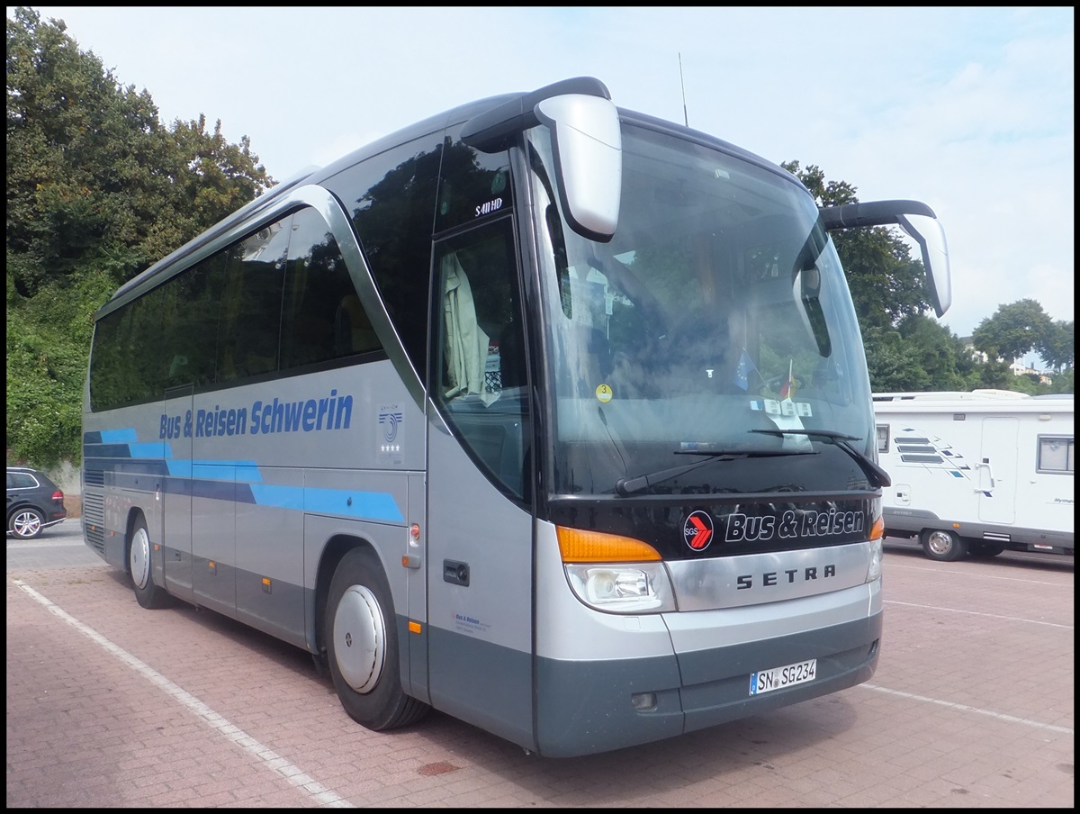 Setra 411 HD von Bus & Reisen Schwerin aus Deutschland im Stadthafen Sassnitz.