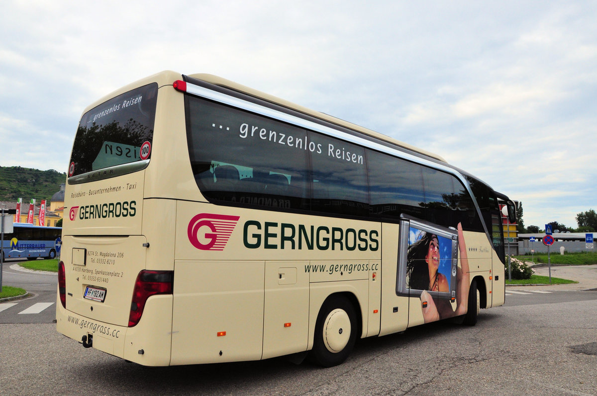 Setra 411 HD von Gerngross Reisen aus �sterreich in Krems gesehen.