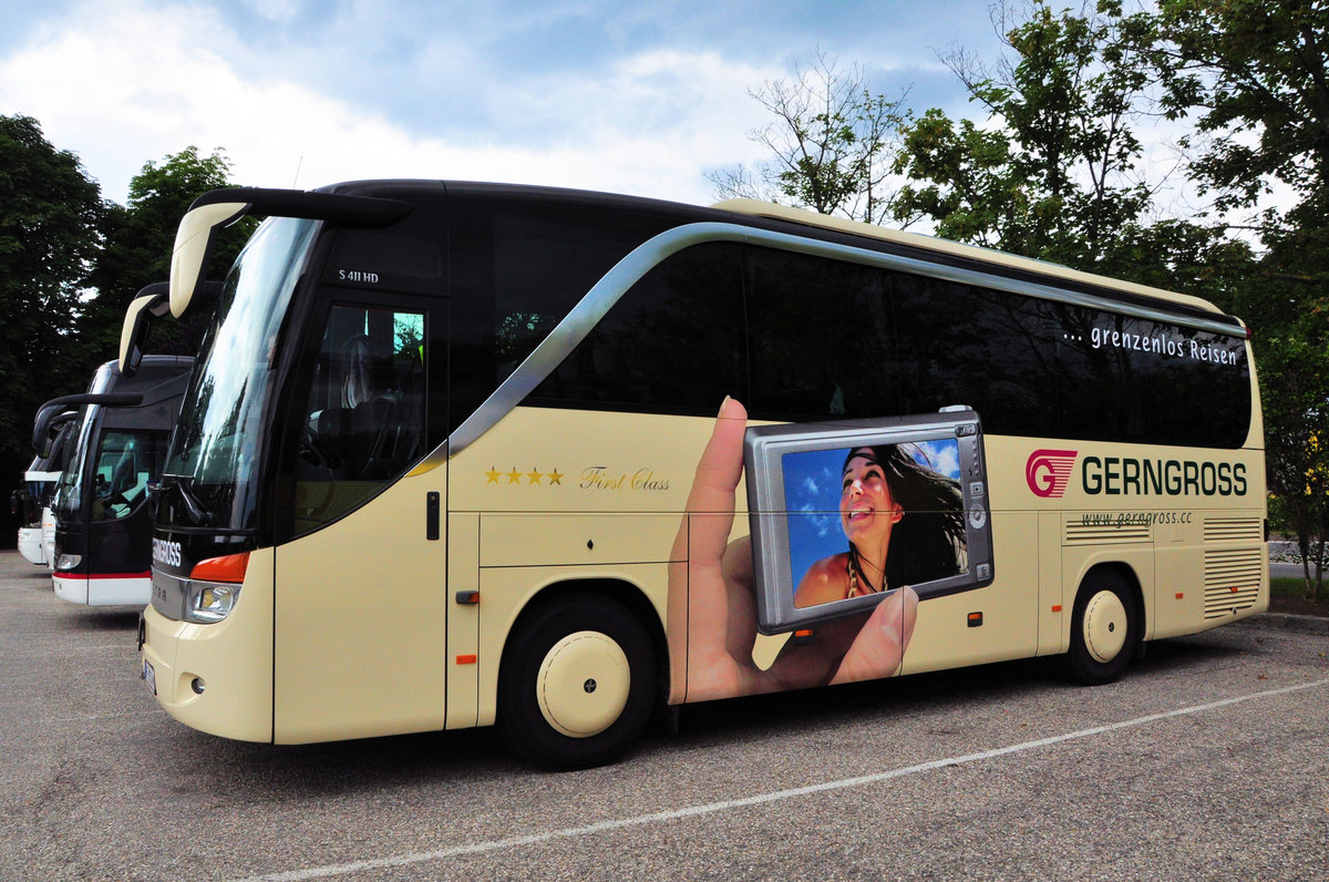 Setra 411 HD von Gerngross Reisen aus �sterreich in Krems gesehen.