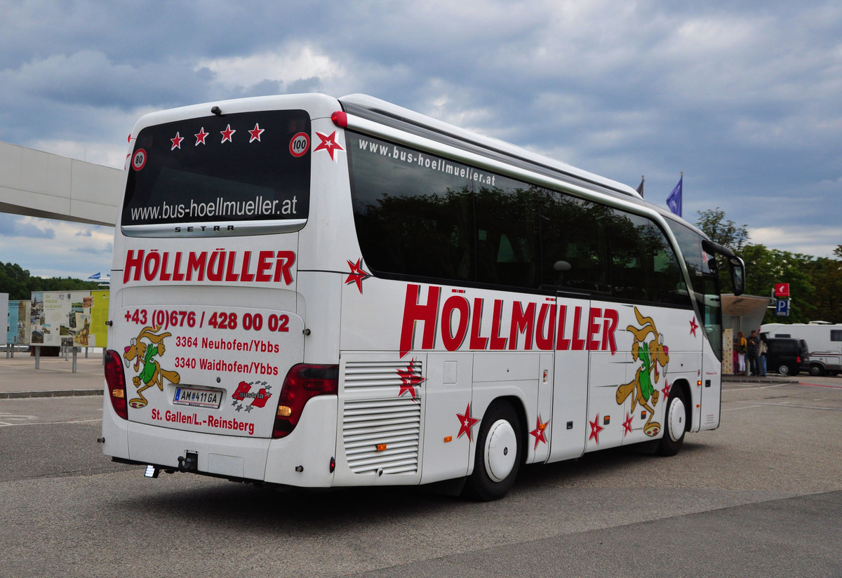 Setra 411 HD von H�llm�ller Reisen aus Nieder�sterreich in Krems gesehen.