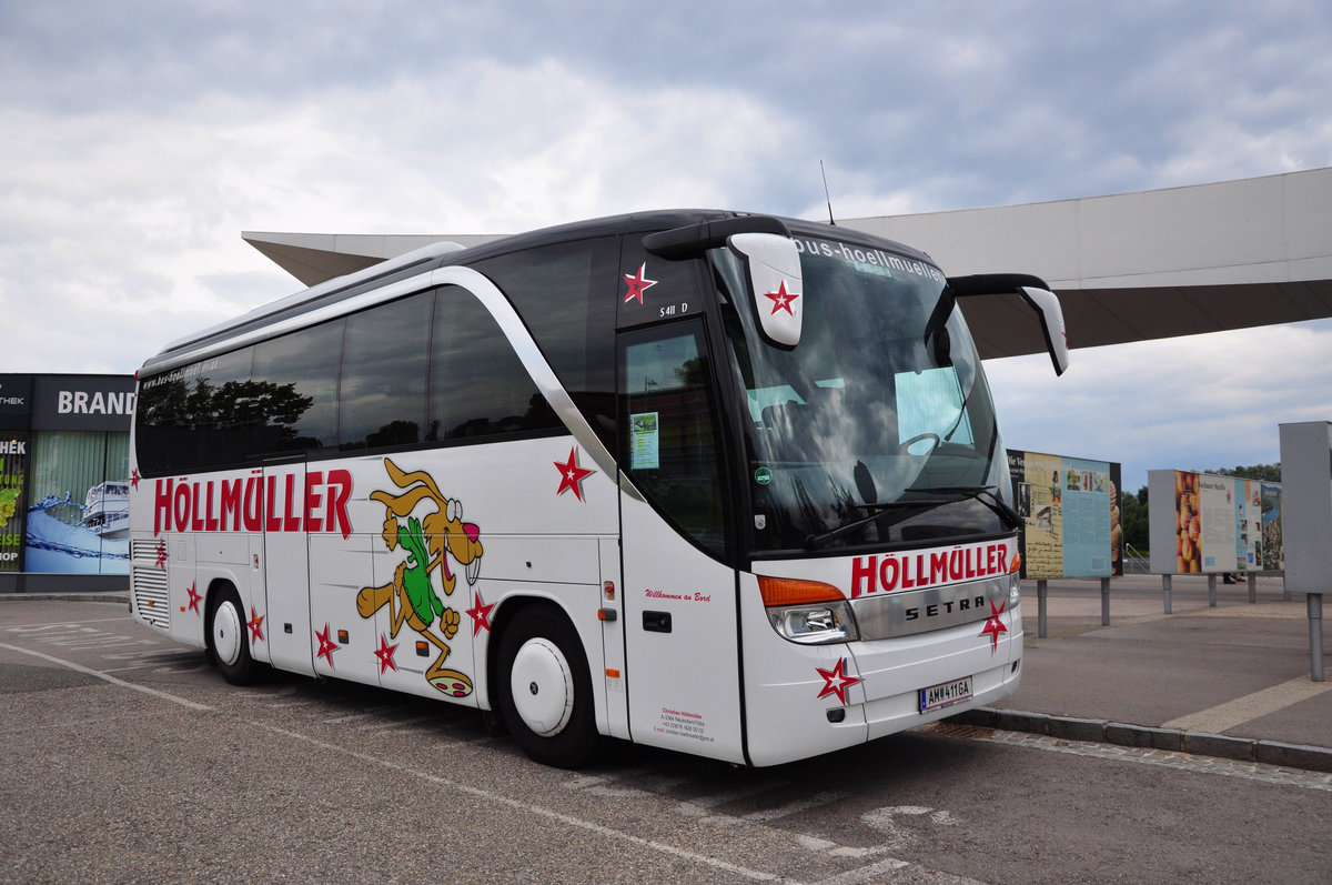 Setra 411 HD von H�llm�ller Reisen aus Nieder�sterreich in Krems gesehen.